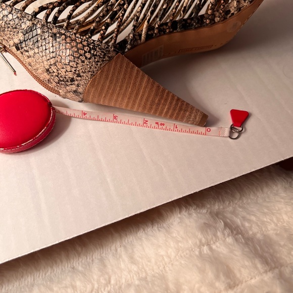 Women's Vince Camutos Strappy 4in High Heel Sandals - Picture 4 of 9